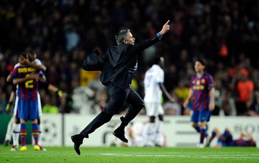 L'allenatore portoghese dell'Inter, José Mourinho. La corsa di Mourinho e gli irrigatori dopo Barcellona-Inter: “Qualcosa di epico”- immagine 2