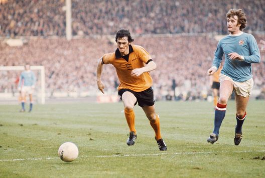 Londra, Inghilterra - 2 marzo 1974: Kenny Hibbitt del Wolverhampton e Rodney Marsh del Manchester City. (Foto di Don Morley/Allsport/Getty Images) 1974, quando i Wolves vinsero la Coppa di Lega contro il Manchester City- immagine 2