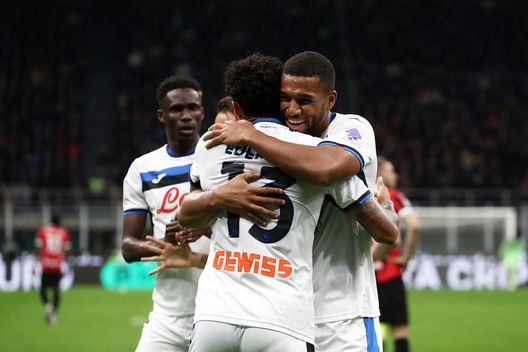 Ederson esulta dopo la rete realizzata contro il Milan a San Siro. (Foto di Marco Luzzani/Getty Images) Atalanta-Roma, sognando la Champions League: dove vedere il match in Tv e streaming- immagine 3