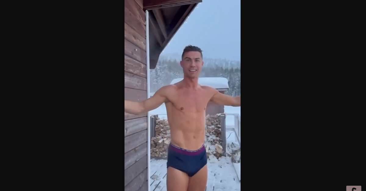 Cristiano Ronaldo non teme neanche il freddo: in Lapponia a torso nudo | VIDEO