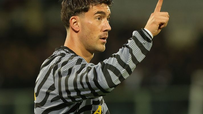 FLORENCE, ITALY - NOVEMBER 5: Dusan Vlahovic of Juventus gestures during the Serie A TIM match between ACF Fiorentina and Juventus at Stadio Artemio Franchi on November 5, 2023 in Florence, Italy. (Photo by Gabriele Maltinti/Getty Images) Cori contro Vlahovic: Fiesole squalificata, ma la pena è sospesa - immagine 1
