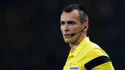 VIDEO – Incredibile, l’arbitro segue l’azione con una scarpa in mano