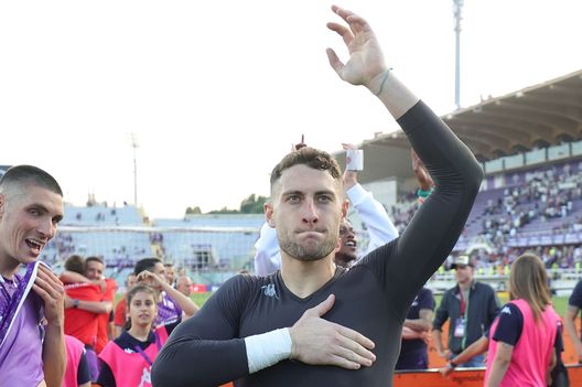 FLORENCE, ITALY - MAY 27: Michele Cerofolini goalkeeper of ACF Fiorentina greets the fans after during the Serie A match between ACF Fiorentina and AS Roma at Stadio Artemio Franchi on May 27, 2023 in Florence, Italy. (Photo by Gabriele Maltinti/Getty Images) VN – Cerofolini, ore decisive: Frosinone in attesa del sì- immagine 2