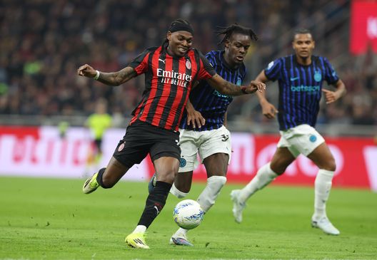 MILAN, ITALY - MARCH 08: Rafael Leao of AC Milan competes for the ball with Yann Bisseck of FC Internazionale during the Serie A match between AC Milan and FC Internazionale at Giuseppe Meazza Stadium on March 08, 2026 in Milan, Italy. (Photo by Claudio Villa/AC Milan via Getty Images)