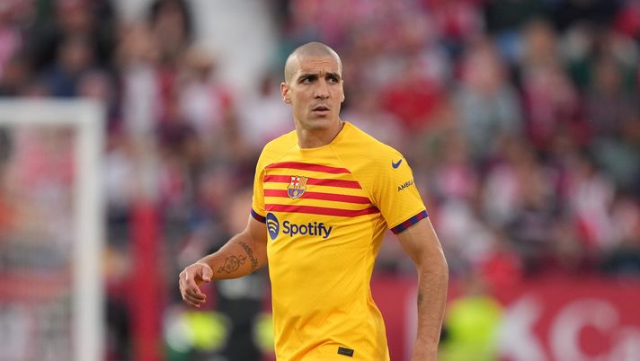 GIRONA, SPAIN - MAY 04: Oriol Romeu of FC Barcelona looks on during the LaLiga EA Sports match between Girona FC and FC Barcelona at Montilivi Stadium on May 04, 2024 in Girona, Spain. (Photo by Alex Caparros/Getty Images) (Photo by Alex Caparros/Getty Images) Oriol Romeu rescinde con il Barcellona: si libera spazio per Gerard Martin - immagine 1