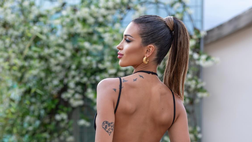 Agustina, eleganza e sensualità. Curve super sexy e abito nero per lady Lautaro