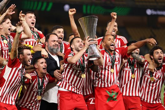 Atene, Grecia - 29 maggio 2024: I calciatori dell'Olympiakos con trofeo della Conference League vinta contro la Fiorentina. (Foto di Michael Steele/Getty Images) Panathinaikos-Olympiakos, il derby degli eterni nemici: trofei a confronto- immagine 3