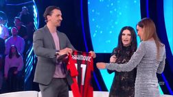 Ibrahimovic a This is me, “Sarò milanista per sempre”: e regala la maglia a Laura e Silvia