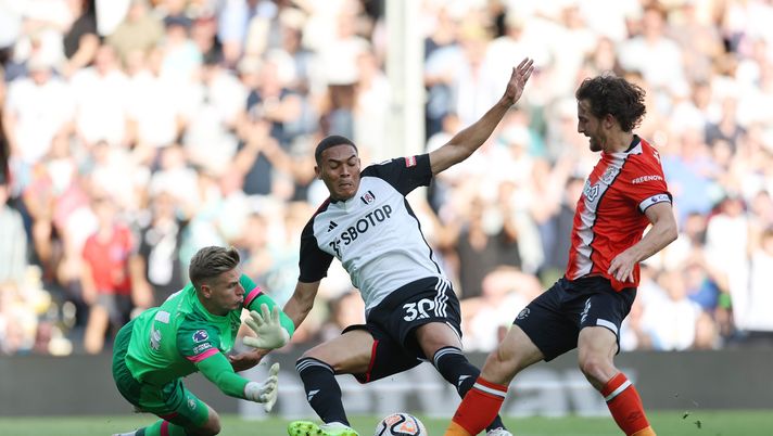 LONDON, ENGLAND - SEPTEMBER 16: Goalkeeper Thomas Kaminski of and Tom Lockyer of Luton combine to stop Carlos Vinicius of Fulham getting in a shot on goal during the Premier League match between Fulham FC and Luton Town at Craven Cottage on September 16, 2023 in London, England. (Photo by Christopher Lee/Getty Images) Luton, avvio shock: 4 sconfitte su 4. Occhio ai record negativi che può centrare… - immagine 1