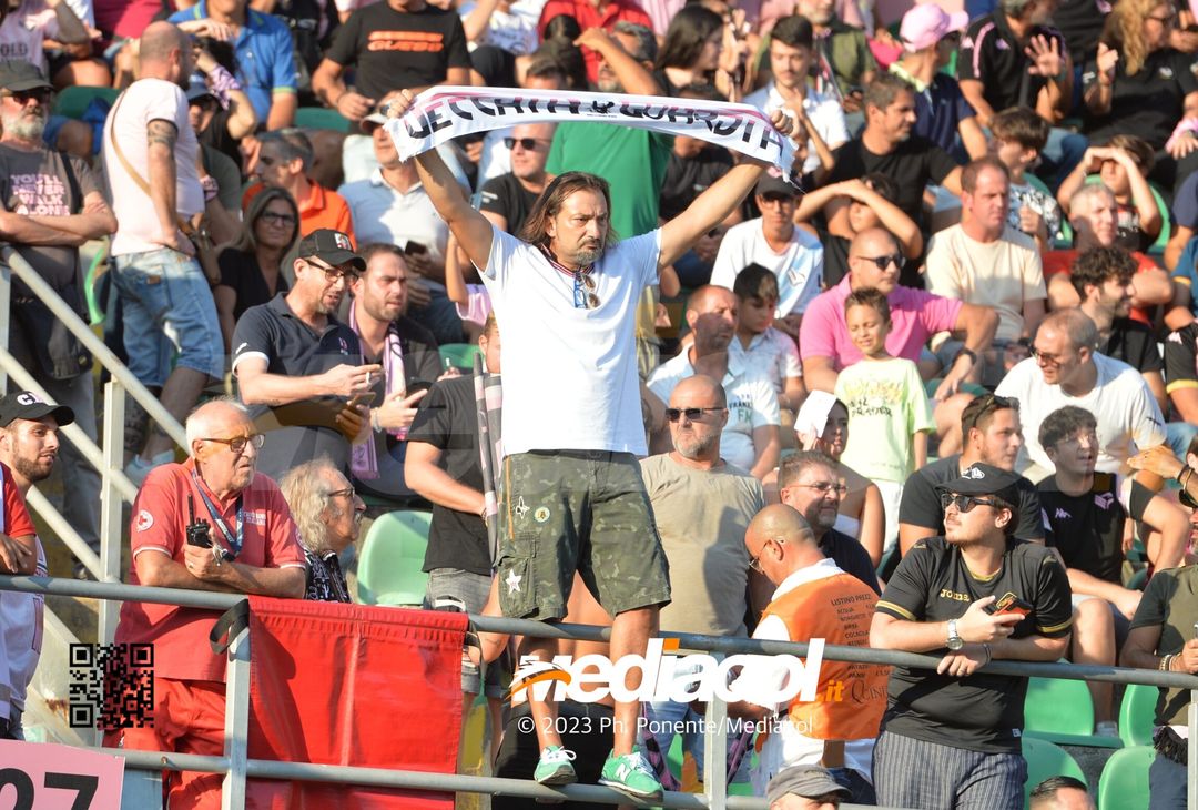 FOTOTIFO Palermo-Feralpisalò 3-0, gli scatti ai tifosi al “Renzo Barbera” (GALLERY) - immagine 80