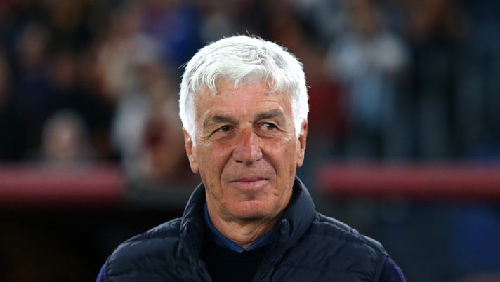 ROME, ITALY - MAY 04: Gian Piero Gasperini, Head Coach of AS Roma, looks on prior to the Serie A match between AS Roma and ACF Fiorentina at Stadio Olimpico on May 04, 2026 in Rome, Italy. (Photo by Paolo Bruno/Getty Images) Lo Monaco netto su Gasperini: “L’allenatore manager che vuole imporre il suo calcio” - immagine 1