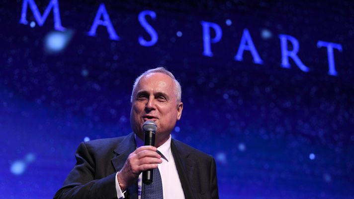 ROME, ITALY - DECEMBER 15: SS Lazio President Claudio Lotito during the SS Lazio Xmas party at the Spazio Novecento event on December 15, 2025 in Rome, Italy. (Photo by Marco Rosi - SS Lazio/Getty Images) Mattei: “Lazio in un labirinto economico. Lotito? Ascoltarlo è perdere tempo” - immagine 1