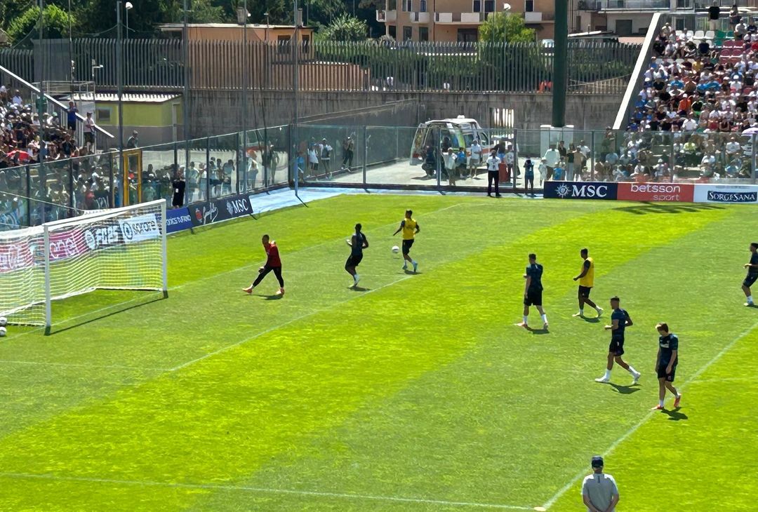 Partitella in famiglia a campo ridotto agli ordini di Conte