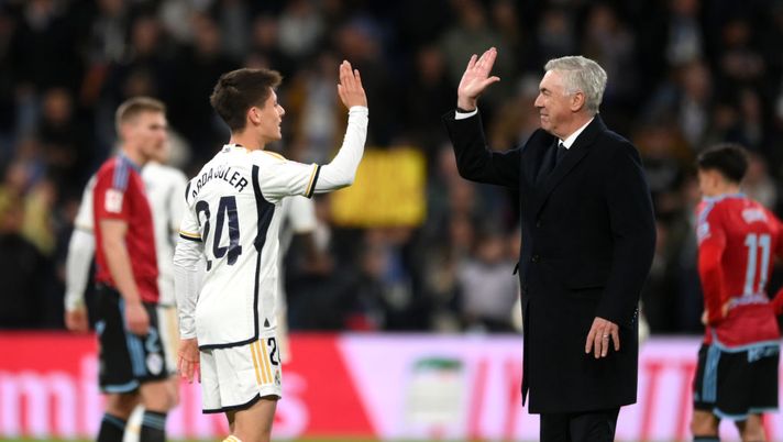 MADRID, SPAIN - MARCH 10: Arda Gueler of Real Madrid and Carlo Ancelotti, Head Coach of Real Madrid, celebrate at full-time following the team's victory in the LaLiga EA Sports match between Real Madrid CF and Celta Vigo at Estadio Santiago Bernabeu on March 10, 2024 in Madrid, Spain. (Photo by Denis Doyle/Getty Images) Arda Guler al Real grazie ad Ancelotti: “Mi ha convinto con camicia hawaiana e sigaro” - immagine 1
