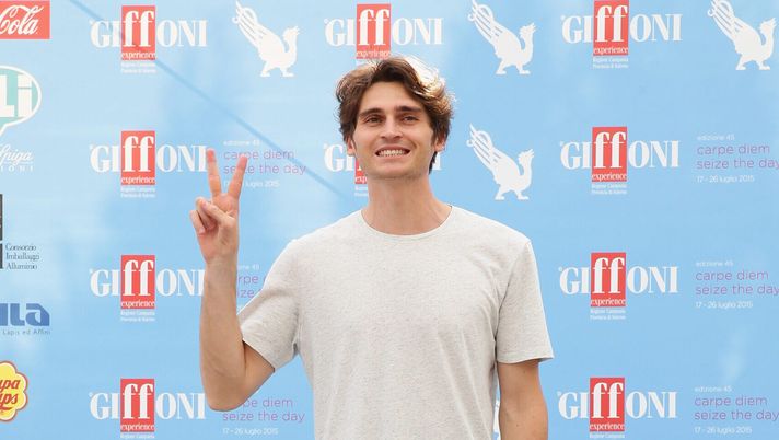 GIFFONI VALLE PIANA, ITALY - JULY 18: Angelo Duro attends Giffoni Film Festival 2015 photocall on July 18, 2015 in Giffoni Valle Piana, Italy. (Photo by Vittorio Zunino Celotto/Getty Images for Giffoni Film Festival) Angelo Duro, pagina bianca sul CorSera: “No pubblicità, l’ho presa perché…” - immagine 1