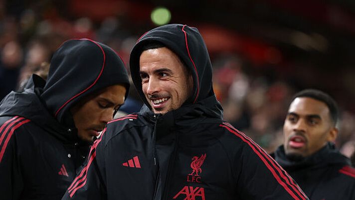LIVERPOOL, ENGLAND - OCTOBER 29: Curtis Jones of Liverpool walks to sit in the stands prior to the Carabao Cup Fourth Round match between Liverpool and Crystal Palace at Anfield on October 29, 2025 in Liverpool, England. (Photo by Dan Istitene/Getty Images) Romano – Inter, serve pazienza per Curtis Jones: cosa sta succedendo. Le ultime su Palestra, Frattesi… - immagine 1
