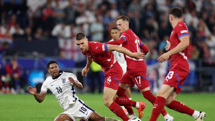 GELSENKIRCHEN, GERMANY - JUNE 16: Jude Bellingham of England looks on after being challenged by Nikola Milenkovic and Ivan Ilic of Serbia during the UEFA EURO 2024 group stage match between Serbia and England at Arena AufSchalke on June 16, 2024 in Gelsenkirchen, Germany. (Photo by Dean Mouhtaropoulos/Getty Images) Inghilterra, Bellingham contro Tuchel: “Non sa cosa vuol dire affrontare Haaland” - immagine 1