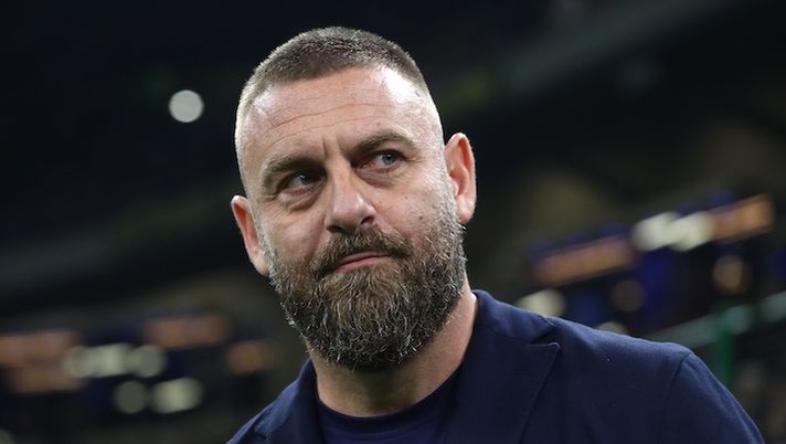 MILAN, ITALY - FEBRUARY 28: Genoa CFC coach Daniele De Rossi looks on during the Serie A match between FC Internazionale and Genoa CFC at Giuseppe Meazza Stadium on February 28, 2026 in Milan, Italy. (Photo by Marco Luzzani/Getty Images) De Rossi: “Ora niente ansia! Colpito da Bijlow, Amorim e qui c’è un giocatore che fa passi da gigante” - immagine 1