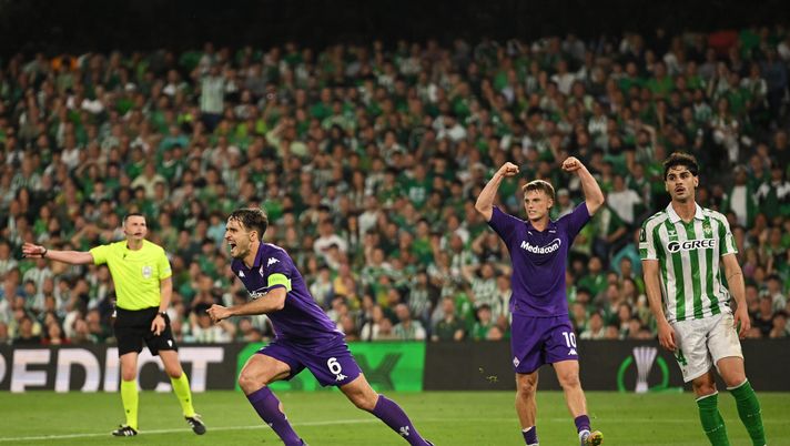 SEVILLE, SPAIN - MAY 01: Luca Ranieri of Fiorentina celebrates scoring his team's first goal during the UEFA Conference League 2024/25 Semi Final First Leg match between Real Betis Balompie and ACF Fiorentina at Estadio Benito Villamarin on May 01, 2025 in Seville, Spain. (Photo by Denis Doyle/Getty Images) Betis-Fiorentina