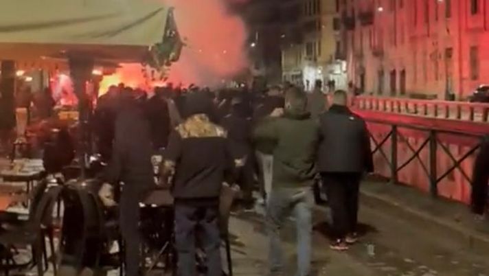 VIDEO Pesanti scontri tra ultras di Milan e PSG sui navigli: un ferito grave - immagine 1