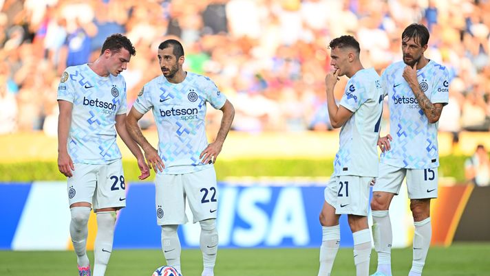 Henrikh Mkhitaryan dell'FC Internazionale e Kristjan Asllani dell'FC Internazionale guardano durante la partita del Gruppo E della Coppa del Mondo per Club FIFA 2025 tra CF Monterrey e FC Internazionale Milano al Rose Bowl Stadium il 17 giugno 2025 a Pasadena, California. (Foto di Mattia Ozbot - Inter/Inter tramite Getty Images) Inter-Urawa Red Diamonds, dove vedere la partita in tv e streaming live - immagine 1