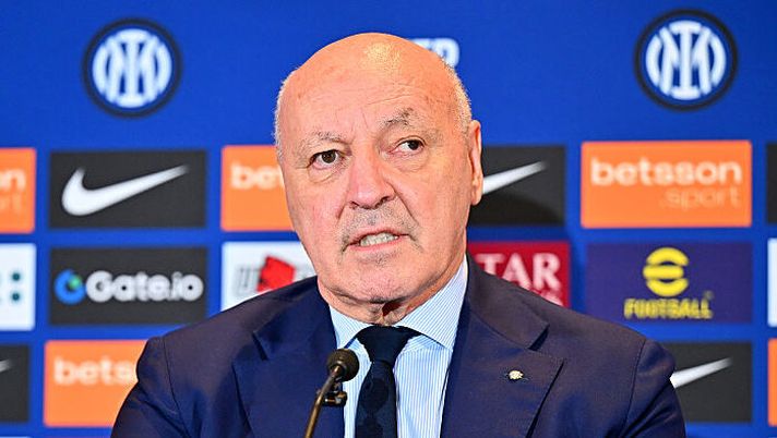 LOS ANGELES, CALIFORNIA - JUNE 14: President CEO Giuseppe Marotta of FC Internazionale speaks with the media during the press conference to present Head Coach Cristian Chivu of FC Internazionale on June 14, 2025 in Los Angeles, California. (Photo by Mattia Ozbot - Inter/Inter via Getty Images) Marotta: “Stankovic è praticamente nostro ma è prematuro parlarne. Inter-Juve ha lasciato…” - immagine 1