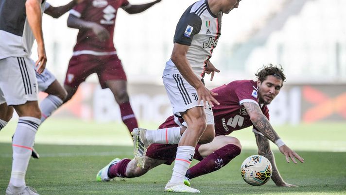 TURIN, ITALY - JULY 04: Paulo Dybala of Juventus scores his team's first goal during the Serie A match between Juventus and Torino FC at Allianz Stadium on July 04, 2020 in Turin, Italy. (Photo by Daniele Badolato - Juventus FC/Juventus FC via Getty Images) Le pagelle di Juventus-Torino 4-1: Verdi convince, gli errori di Lyanco costano caro- immagine 2