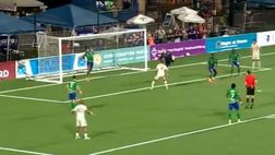 VIDEO / Il gol sembra fatto, ma salva due volte sulla linea