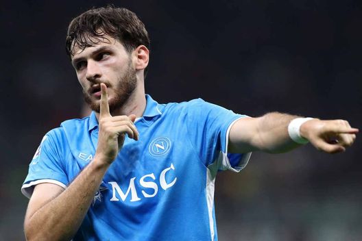 Khivcha Kvaratskhelia ha lasciato il Napoli ma è ancora nei pensieri dei suoi compagni... - (Getty Images) - calcionapoli1926.it Khivcha Kvaratskhelia