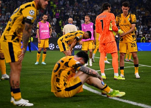 Monaco, Germania - 31 maggio 2025: La delusione dei giocatori dell'Inter dopo aver perso la finale di Champions League. (Foto di Mattia Ozbot - Inter/Inter via Getty Images) Inter, Acerbi contro un tifoso del Psg: “Niente prese per il c**o, sono matto”- immagine 2