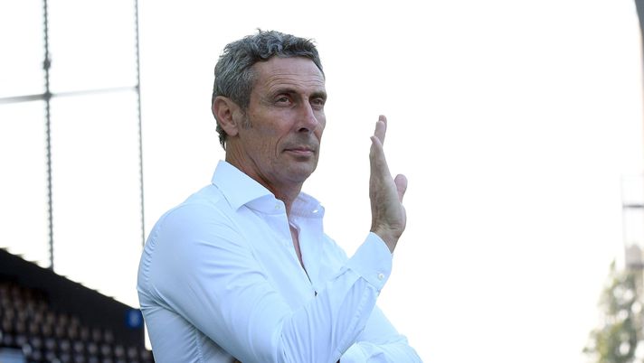 UDINE, ITALY - JULY 29: Luca Gotti, head coach of Udinese Calcio gestures during the Serie A match between Udinese Calcio and US Lecce at Stadio Friuli on July 29, 2020 in Udine, Italy. (Photo by Alessandro Sabattini/Getty Images) Qui Lecce, lavoro personalizzato per quattro: domani prevista una seduta pomeridiana - immagine 1