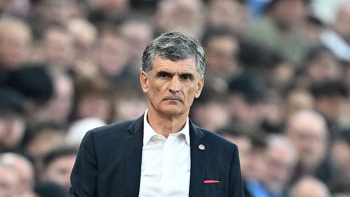 BIRMINGHAM, ENGLAND - MAY 02: Jose Luis Mendilibar, Head Coach of Olympiakos, looks on during the UEFA Europa Conference League 2023/24 Semi-Final first leg match between Aston Villa and Olympiacos FC at Villa Park on May 02, 2024 in Birmingham, England. (Photo by Michael Regan/Getty Images) Olympiacos, ecco i convocati di Mendilibar per la finale - immagine 1