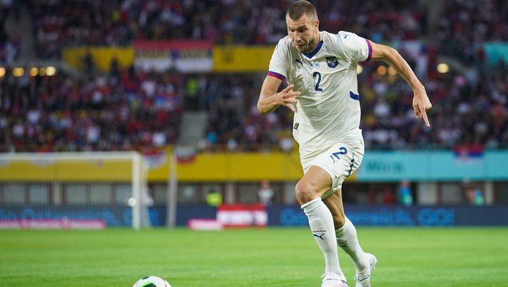 VIENNA, AUSTRIA - JUNE 4: Strahinja Pavlovic of Serbia runs with the ball during the international friendly match between Austria and Serbia at Ernst Happel Stadion on June 4, 2024 in Vienna, Austria. (Photo by Christian Hofer/Getty Images) nazionali pavlovic serbia