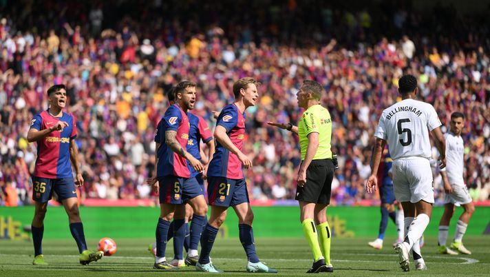 BARCELONA, SPAIN - MAY 11: Frenkie de Jong of FC Barcelona reacts towards Referee Alejandro Jose Hernandez Hernandez during the LaLiga match between FC Barcelona and Real Madrid CF at Estadi Olimpic Lluis Companys on May 11, 2025 in Barcelona, Spain. (Photo by David Ramos/Getty Images) Barcellona-Villarreal a Miami, De Jong non cambia idea: “Alla fine dobbiamo giocare” - immagine 1