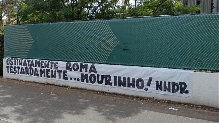 Roma, a Trigoria i tifosi sono con lo Special One: “Testardamente Mourinho” Roma, a Trigoria i tifosi sono con lo Special One: “Testardamente Mourinho” - immagine 1