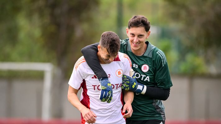 ROME, ITALY - MAY 15: AS Roma players Pierluigi Gollini and Stephan El Shaarawy during a training session at Centro Sportivo Fulvio Bernardini on May 15, 2025 in Rome, Italy. (Photo by Fabio Rossi/AS Roma via Getty Images) Trigoria, la ripresa degli allenamenti in vista del Milan: recuperato Gollini - immagine 1