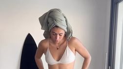 VIDEO / Carolina Marcialis si veste con i fan: la clip è da capogiro