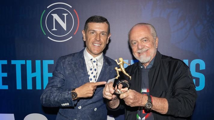 Nella serata di lunedì 26 maggio 2025, la Società Sportiva Calcio Napoli ha tenuto una cena a Posillipo, in quel della Riserva Rooftop, per celebrare la conquista del 4° tricolore della storia partenopea. Alla festa ha presenziato anche Stefano Ceci, storico agente (nonché amico) di Diego Armando Maradona, il quale ricompensato l'intero organico azzurro (calciatori, staff e presidenza compresi) con una statuetta dorata che raffigura proprio il compianto Pibe de Oro per il successo conseguito nella stagione da poco passata agli archivi. Fa eccezione soltanto mister Conte, a cui Ceci ha donato una piccola targa con dentro un'impronta sempre realizzata in oro del piede mancino di D10S Le foto provengono dall'account Instagram del noto procuratore). de laurentiis cittadino onarario