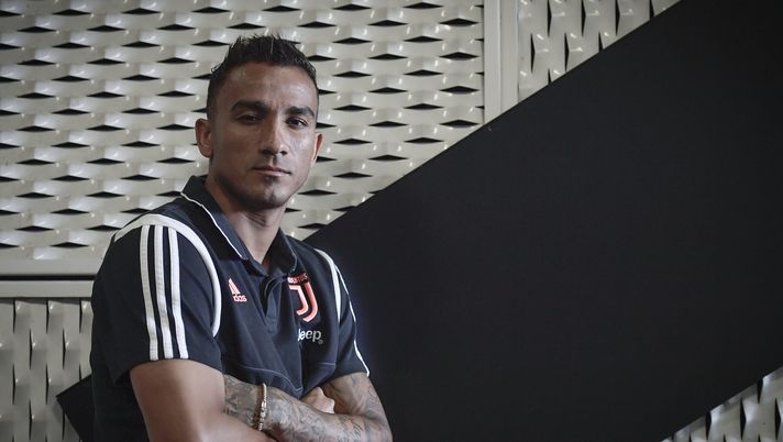 TURIN, ITALY - AUGUST 13: Juventus new signing Danilo portrait session at Allianz Stadium on August 13, 2019 in Turin, Italy. (Photo by Daniele Badolato - Juventus FC/Juventus FC via Getty Images) Danilo, apertura al Napoli: il difensore piace a Conte per due motivi. I dettagli - immagine 1