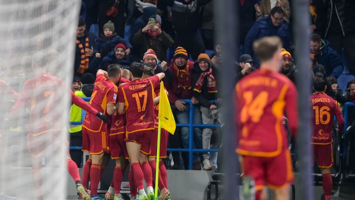 REGGIO NELL'EMILIA, ITALY - DECEMBER 03: Rasmus Kristensen of AS Roma celebrates after scored the second goal for his team during the Serie A TIM match between US Sassuolo and AS Roma at Mapei Stadium - Citta' del Tricolore on December 03, 2023 in Reggio nell'Emilia, Italy. (Photo by Fabio Rossi/AS Roma via Getty Images) Roma, 19 punti in 8 gare: una media da Champions - immagine 1