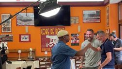 Roma, De Rossi incontra il suo idolo Roy Keane sotto casa di Francesco Totti