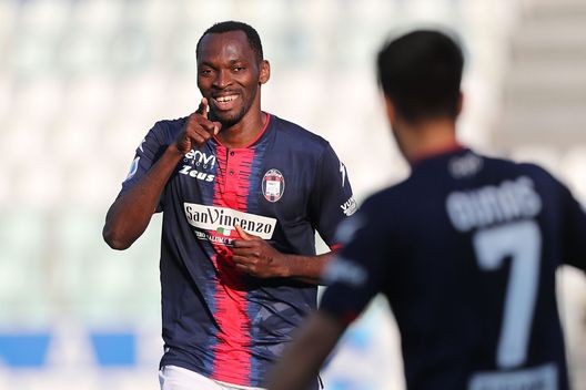 PARMA, ITALY - APRIL 24: Nwankwo Simy of FC Crotone celebrates after scoring a goal during the Serie A match between Parma Calcio and FC Crotone at Stadio Ennio Tardini on April 24, 2021 in Parma, Italy. Sporting stadiums around Italy remain under strict restrictions due to the Coronavirus Pandemic as Government social distancing laws prohibit fans inside venues resulting in games being played behind closed doors. (Photo by Gabriele Maltinti/Getty Images) Torino, alle 15 c’è Benevento-Crotone: tutti gli scenari possibili- immagine 2