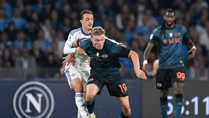 NAPLES, ITALY - NOVEMBER 01: Rasmus Hojlund of SSC Napoli battles for possession with Maxence Caqueret of Como 1907 during the Serie A match between SSC Napoli and Como 1907 at Stadio Diego Armando Maradona on November 01, 2025 in Naples, Italy. (Photo by Francesco Pecoraro/Getty Images) Serie A, Napoli-Como 0-0: si ferma la squadra di Conte anche graziata da Morata - immagine 1