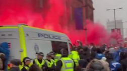 Glasgow, i Rangers “partono” per il derby: spettacolo pirotecnico allo stadio di Ibrox…