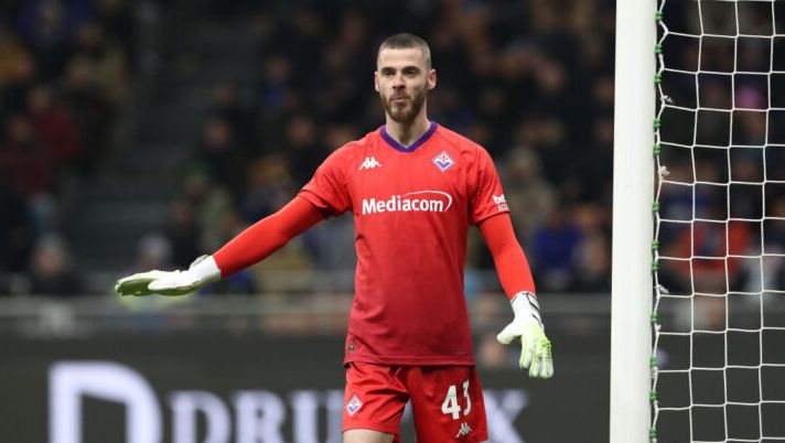 MILAN, ITALY - FEBRUARY 10: David De Gea of Fiorentina looks on during the Serie A match between FC Internazionale and Fiorentina at Stadio Giuseppe Meazza on February 10, 2025 in Milan, Italy. (Photo by Marco Luzzani/Getty Images) La divisione in fasce per i portieri al fantacalcio: chi schierare alla 26a giornata- immagine 1