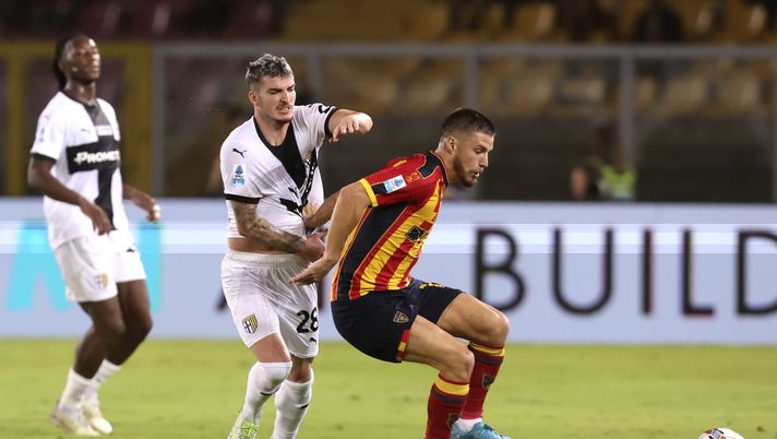 LECCE, ITALY - SEPTEMBER 21: Tete Morente of Lecce competes for the ball with Valentin Mihaila of Parma during the Serie A match between Lecce and Parma at Stadio Via del Mare on September 21, 2024 in Lecce, Italy. (Photo by Maurizio Lagana/Getty Images) Il Lecce si butta via, il Parma recupera il doppio svantaggio nel recupero - immagine 1