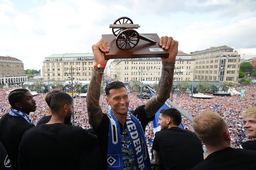 Davie Selke durante la celebrazione della promozione dell'Amburgo (Photo by Pool/Getty Images) L’attaccante Davie Selke e la moglie Evelyn non ne possono più: 4 furti in due mesi- immagine 2