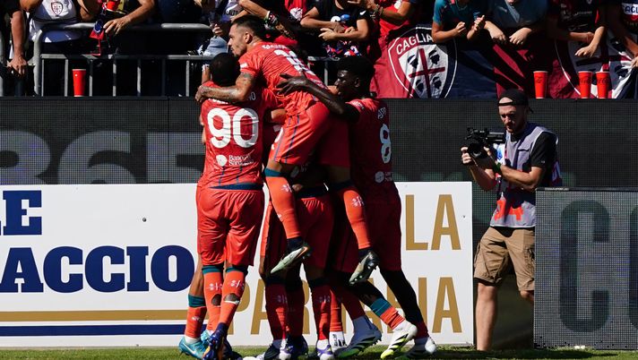 CAGLIARI, ITALY - SEPTEMBER 13: Yerry Mina of Cagliari Calcio #26 elebrates with his team mates after scoring his first goal during the Serie A match between Cagliari Calcio and Parma Calcio 1913 at Stadio Sant'Elia on September 13, 2025 in Cagliari, Italy. (Photo by Pier Marco Tacca/Getty Images) Il Cagliari già al lavoro per il Napoli: il comunicato verso la Coppa Italia - immagine 1