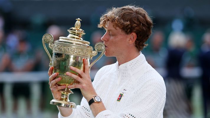 LONDON, ENGLAND - JULY 12: Jannik Sinner of Italy kisses The Gentlemen's Singles Trophy after victory against Alexander Zverev of Germany in the Gentlemen's Singles final on day fourteen of The Championships Wimbledon 2026 at All England Lawn Tennis and Croquet Club on July 12, 2026 in London, England. (Photo by Cameron Spencer/Getty Images) Sinner, back-to-back a Wimbledon! La SSC Napoli esulta: “Congratulazioni Jannik” - immagine 1