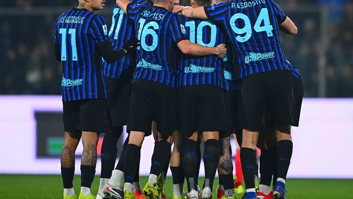 CREMONA, ITALY - FEBRUARY 01: Piotr Zielinski of FC Internazionale celebrates with team-mates after scoring the goal during the Serie A match between US Cremonese and FC Internazionale at Stadio Giovanni Zini on February 01, 2026 in Cremona, Italy. (Photo by Mattia Pistoia - Inter/Inter via Getty Images) piccari scudetto